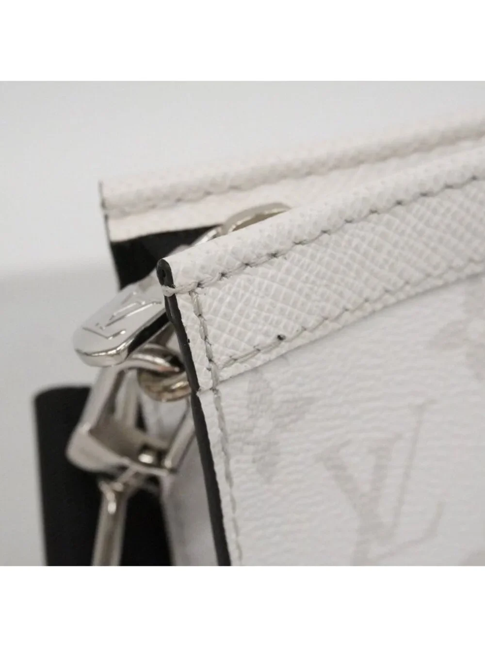 Louis Vuitton Shoulder Bag Taigarama Gaston Wearable Wallet Blanc